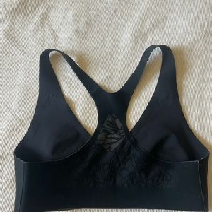 Black lululemon sports bra